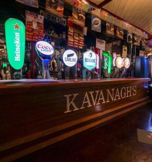 墙上挂满招牌的酒吧