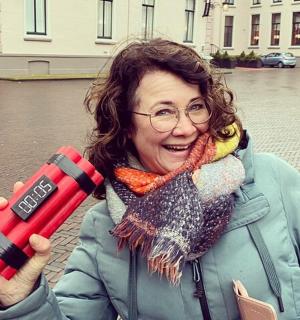 一名女子手里拿着一个红色物体