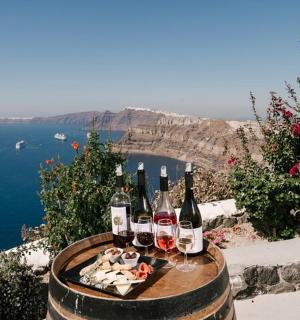 桌子上摆着几瓶酒和一盘食物