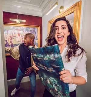 žena držící obraz před mužem