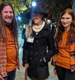 一名男子和两名女子并排站着