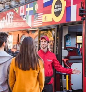 一群人站在餐车外面