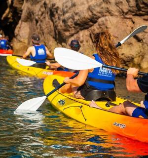 一群人划着皮划艇在水上