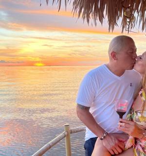 一男一女在船上接吻