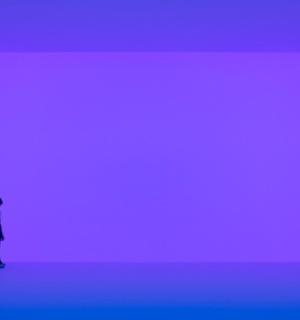 muž stojící před fialovou zdí