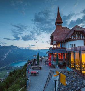 budova na vrcholu hory s výhledem