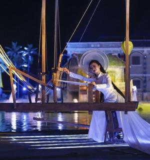 夜晚,一名女子站在水中的船上