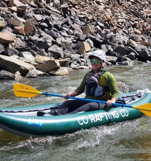 muž v kajaku na řece