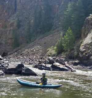 河中独木舟上的人