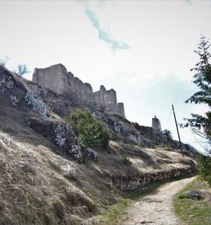 山上的一条小路，背景是一座城堡