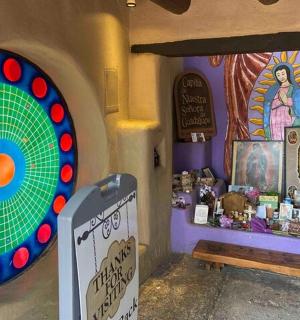 místnost se stěnou s talířem a lavicí