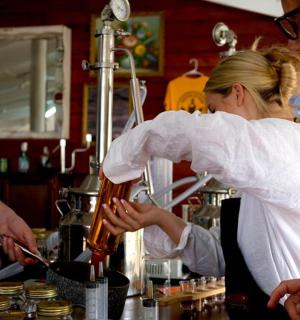 一位女士正在酒吧准备饮料