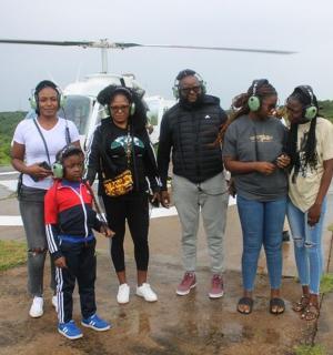 一群人站在直升机前