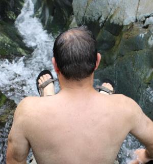 muž se dívá dolů na vodopád