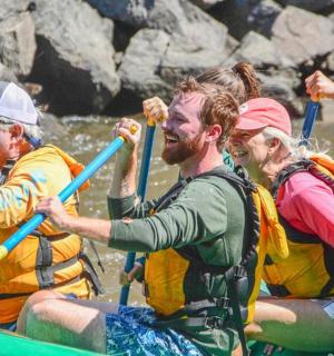 skupina lidí na voru na řece