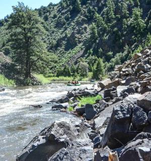 一群人在河上的船上