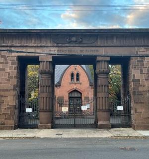 brána před budovou s kostelem