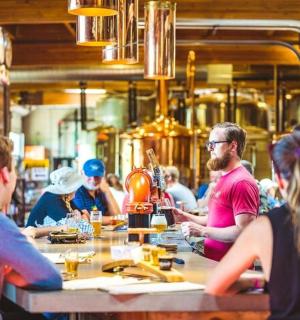 skupina lidí sedících u stolu v restauraci