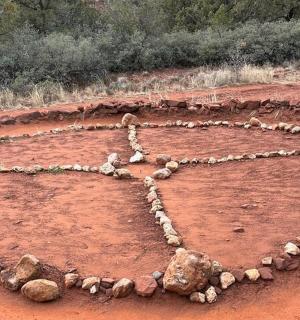 srdce z kamenů na prašné cestě