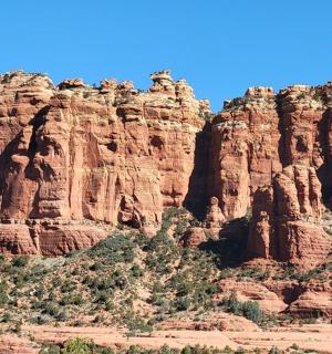 hora s červenými skalami v poušti