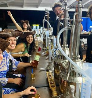 skupina lidí stojících kolem stolu s nápoji