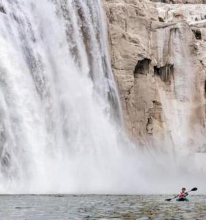 inimene kajakis juga ees