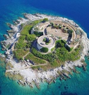 海洋中的一个岛屿，岛上有一座建筑