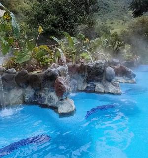 带喷泉的游泳池里的水滑梯