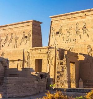 侧面有浮雕的建筑物