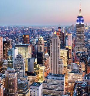 Letecký pohled na velké město s mrakodrapy