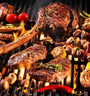 hromada masa a zeleniny na grilu