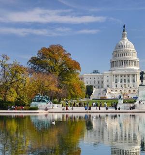 obrázek budovy Kapitolu s rybníkem v přední části