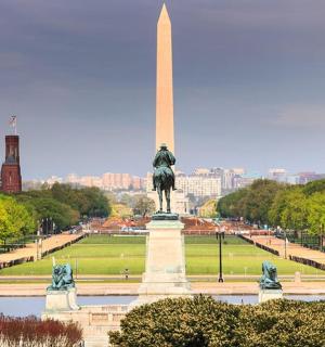 socha muže na koni před památníkem