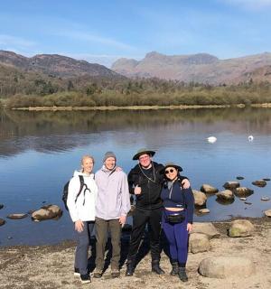 一群人站在湖边