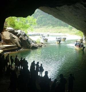 一群人站在有船的河边