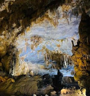 一幅描绘冰雪洞穴的画