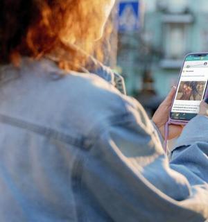 bir kadın cep telefonuna bakıyor