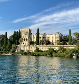 湖边的一座大楼