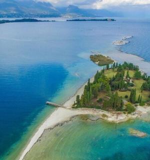 海洋中央的一座岛屿