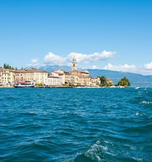 从水中的船上俯瞰城市