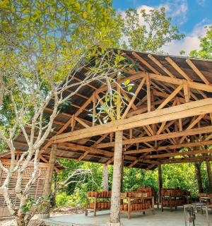 un padiglione di legno con tavoli e sedie sotto di esso