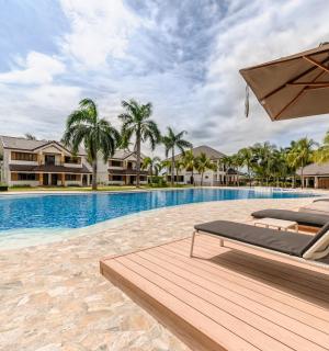 una piscina con due lettini e un ombrellone