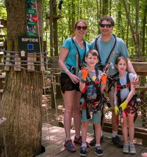 rodina pózující pro fotografii v lese