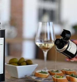 一个人倒了一瓶酒和一杯酒