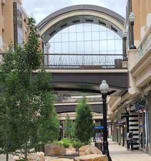 一座空荡荡的购物中心,有拱门和树木