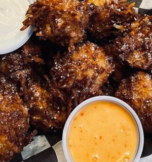 hromada smaženého jídla s miskou omáčky