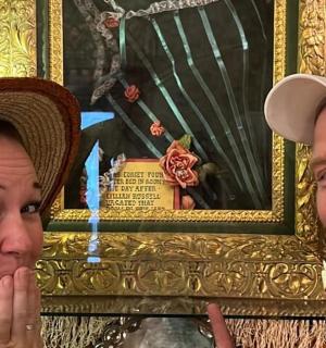 一男一女站在一幅画前