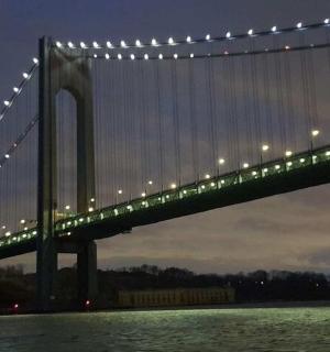 夜晚的水上桥梁，灯光璀璨