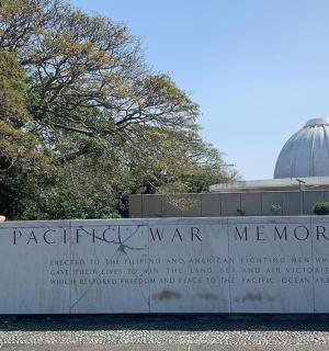 一群人站在标志牌前