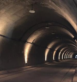 一辆汽车正在穿过一条长隧道